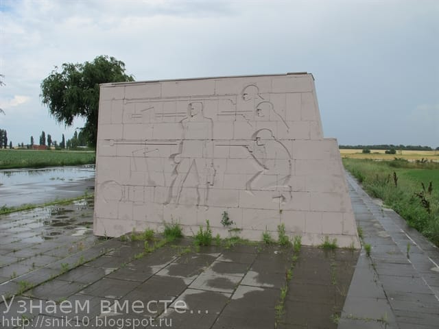 Художественные изображения советских бойцов, высеченные на пилонах